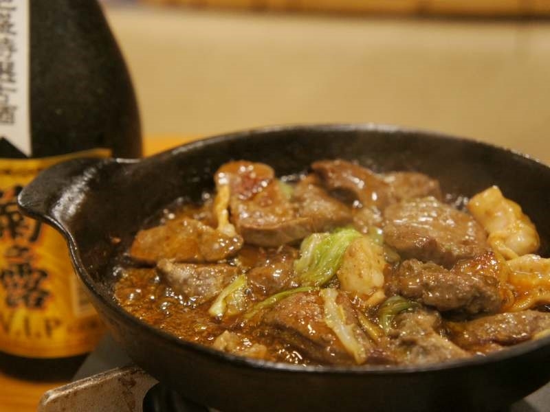 甘じょっぱいタレと相性抜群!プリプリ食感の「名物自分焼き!ホルモンMIX!」食べ飲み放題がリーズナブルに楽しめる海鮮居酒屋(沖縄県 那覇市 くろ潮の大関 久茂地本舗)