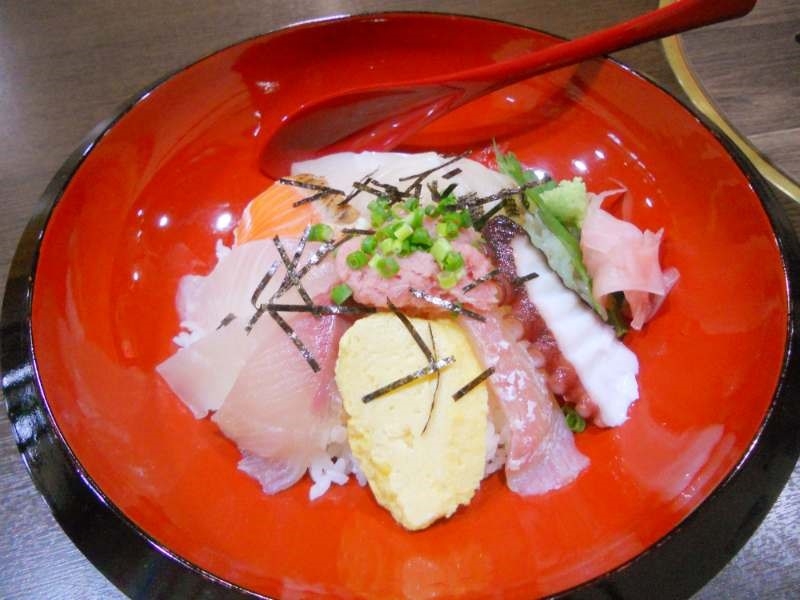 お値段以上！分厚いネタがたっぷりのった人気の「海鮮丼」新鮮な魚介と焼肉を楽しめる居酒屋ダイニング（名古屋　名東区　網焼きダイニング文福茶釜）｜網焼きダイニング　文福茶釜