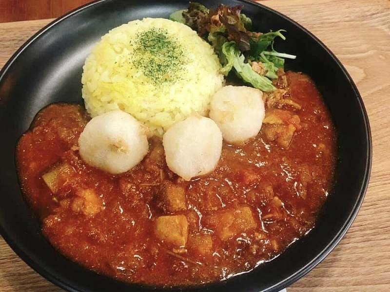 スパイスたっぷりのルーに揚げバナナをトッピング♪大人気「王国カレー」“バナナ王子”が手がけるバナナの小さなテーマパーク（名古屋市　中村区　banana王国）｜banana王国