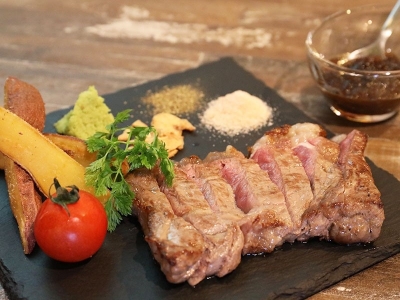 旨みがジュワッとあふれる！熱々「サーロインステーキ」自慢の肉料理とこだわりのハイボールを味わえる肉バル（福岡　大牟田　スモーキーピート）｜スモーキー ピート