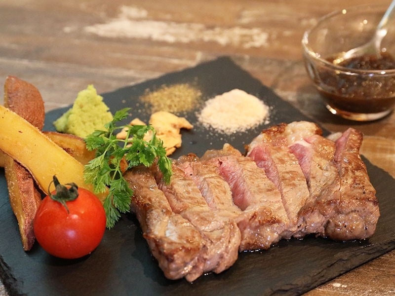 旨みがジュワッとあふれる!熱々「サーロインステーキ」自慢の肉料理とこだわりのハイボールを味わえる肉バル(福岡 大牟田 スモーキーピート) 旨みがジュワッとあふれる!熱々「サーロインステーキ」自慢の肉料理とこだわりのハイボールを味わえる肉バル(福岡 大牟田 スモーキーピート)|スモーキー ピート