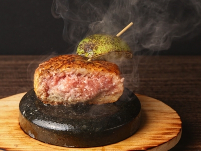 新鮮な鴨肉の旨みを贅沢に!好みの焼き加減でいただく「河内鴨の生つくね 溶岩焼」上質な素材が自慢の鶏料理専門店(大阪市 北区 炭火焼河内鴨と地鶏専門店 鷹佑 )