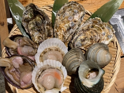 潮の香りがたまらない!音戸産の牡蠣と新鮮な貝の浜焼き「貝三昧」♪ 海の家をイメージした店内でリゾート気分を味わって(広島県 呉市 浜焼きダイニング 海のYeah!!!)