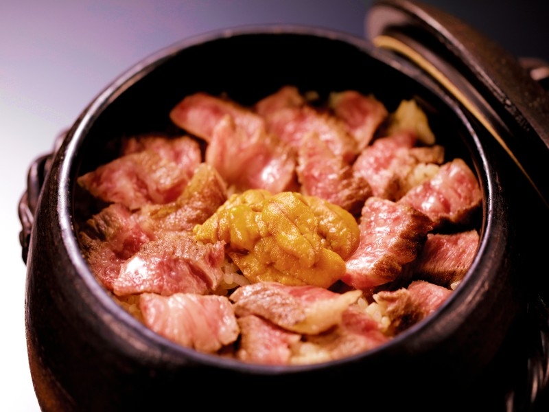 上質な脂がたまらない! 名物「能登牛」の土鍋ご飯。絶品コース料理で能登の魅力をたっぷり味わう(石川県 金沢市 さかなや 珠洲)