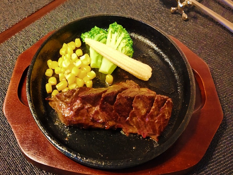 アツアツジューシーな「牛ハラミステーキ」は特製玉ねぎソースとわさびで。こだわりの自家製メニューが光るカジュアルなイタリアンレストラン(福岡市 博多区 TRATTORIA IL SOLE トラットリア イル ソーレ) アツアツジューシーな「牛ハラミステーキ」は特製玉ねぎソースとわさびで。こだわりの自家製メニューが光るカジュアルなイタリアンレストラン(福岡市 博多区 TRATTORIA IL SOLE トラットリア イル ソーレ) |TRATTORIA IL SOLE
