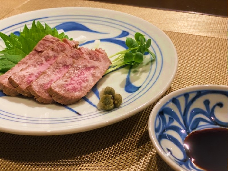 柔らかでジューシーな「黒毛和牛のステーキ」は特製しょうゆで。職人こだわりのコース料理が楽しめる洋風懐石の老舗（京都市 左京区　ぐりる金星）｜ぐりる金星-002