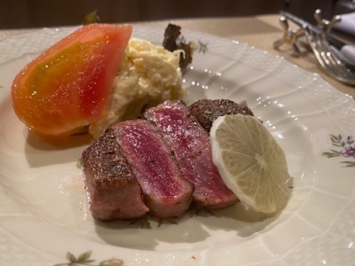 柔らかでジューシーな「黒毛和牛のステーキ」は特製しょうゆで。職人こだわりのコース料理が楽しめる洋風懐石の老舗（京都市 左京区　ぐりる金星）｜ぐりる金星