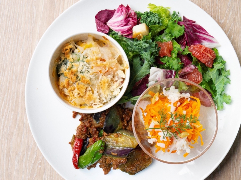 主菜と副菜を2品ずつ選べる「4種プレート 」大豆ミートと野菜をたっぷり使った新感覚“プラントベースフード”をお手軽に(渋谷区 代々木 PLANT BASED TOKYO)