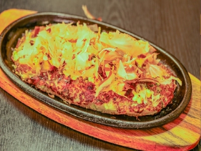 アツアツの鉄板にのったこんがりフワフワの「山芋鉄板焼き」は創業当時から愛される人気メニュー。職人の腕がひかる地域密着型居酒屋(福岡市 南区 くいどうらく)