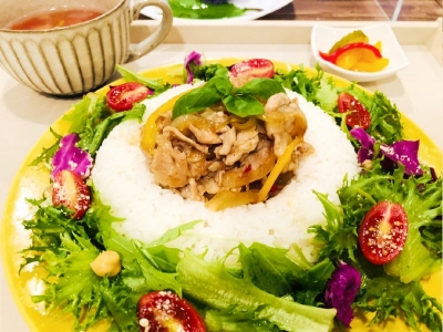 野菜たっぷり! 彩り鮮やかな「スイーツみたいなプルコギライス」足湯でリラックスできる癒しのカフェ( 福岡市 早良区 足湯 きらくCafe Biscuit)