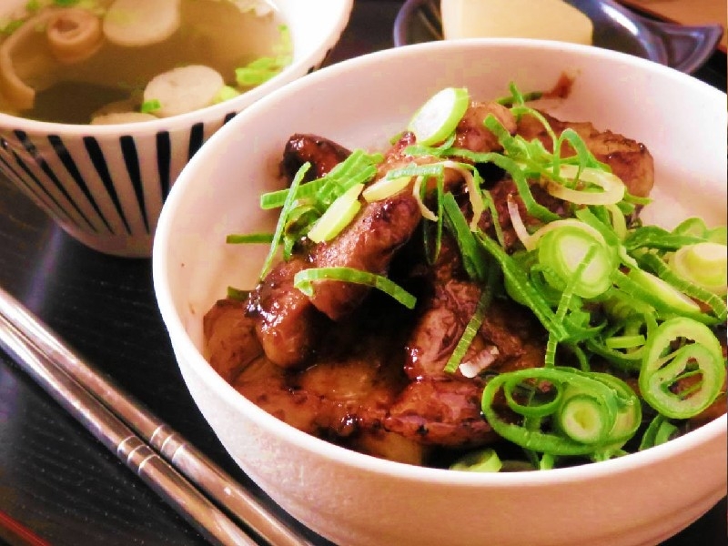 豚バラをにんにく香る自家製ダレで煮込んだ「ぶぅぶぅ丼」天使をイメージした癒しのカフェ(愛知県 犬山市 Pink Angel|ピンクエンジェル)