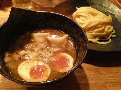 じっくり煮込んだ魚介濃厚スープと国産小麦の自家製もっちり中太麺「魚介とんこつ つけ麺」 夜は自慢の居酒屋メニューも楽しめる!(大阪府 豊中市 牛斌/ぎゅうひん 豊中店)