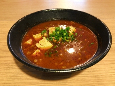 山椒と唐辛子が効いた麻婆豆腐を辛麺にアレンジ。店主イチオシ「麻婆辛麺」スープと麺、辛さとトッピングを選んでお好みの味を見つけて!(福岡市 博多区 麺や北﨑商店)