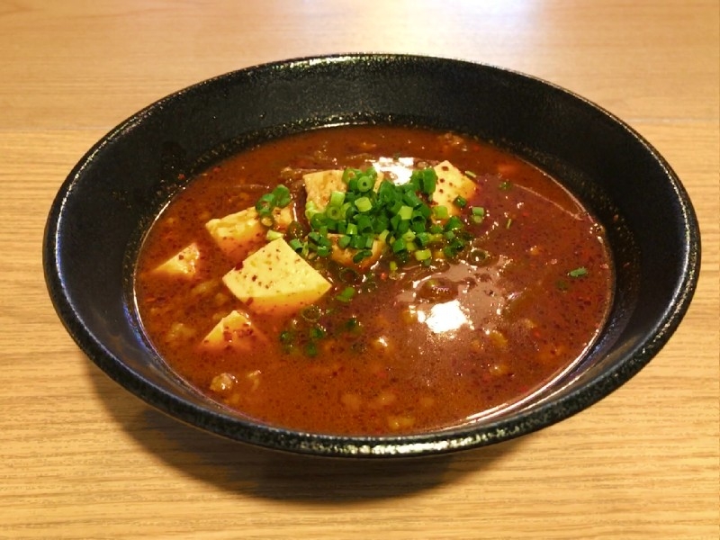 山椒と唐辛子が効いた麻婆豆腐を辛麺にアレンジ。店主イチオシ「麻婆辛麺」スープと麺、辛さとトッピングを選んでお好みの味を見つけて!(福岡市 博多区 麺や北﨑商店)