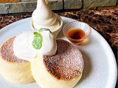 お皿の上でふるふる揺れる!「panel cafeのふわしゅわパンケーキ」スイーツから食事系まで豊富なメニューがそろうリラックスカフェ(愛知県 刈谷市 panel cafe 刈谷店)