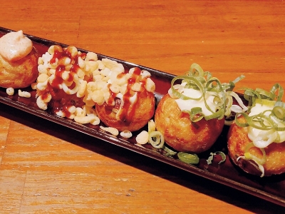 迷ったらこれ!人気のたこ焼きを一度に味わえるよくばりメニュー。見た目も楽しい「たこ焼き4種盛り」 アットホームなたこ焼き居酒屋 (大阪市 福島区 龍馬亭)
