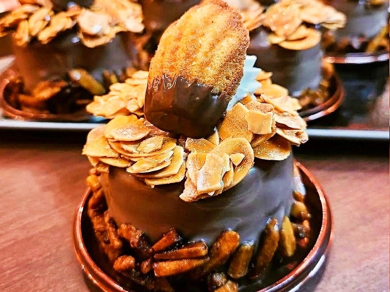 Patisserie Somaji パティスリーソマジ プチマドレーヌをトッピング 見た目も華やかな プラリネ 100種類以上の焼き菓子と生 ケーキが並ぶパティスリー 名古屋市 北区 Patisserie Somaji パティスリー ソマジ レポハピ