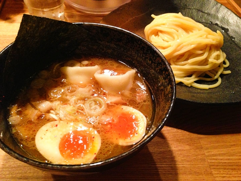 じっくり煮込んだ魚介濃厚スープと国産小麦の自家製もっちり中太麺「魚介とんこつ つけ麺」 夜は自慢の居酒屋メニューも楽しめる!(大阪府 豊中市 牛斌/ぎゅうひん 豊中店)