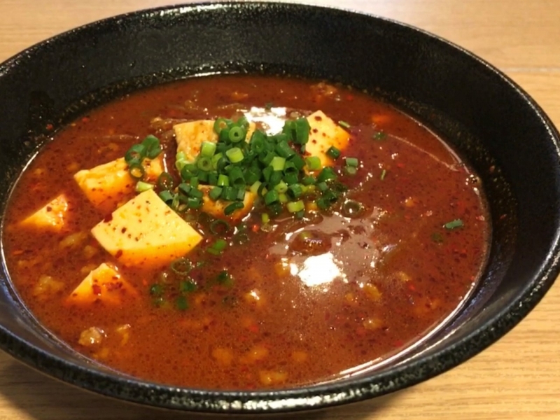 山椒と唐辛子が効いた麻婆豆腐を辛麺にアレンジ。店主イチオシ「麻婆辛麺」スープと麺、辛さとトッピングを選んでお好みの味を見つけて!(福岡市 博多区 麺や北﨑商店)