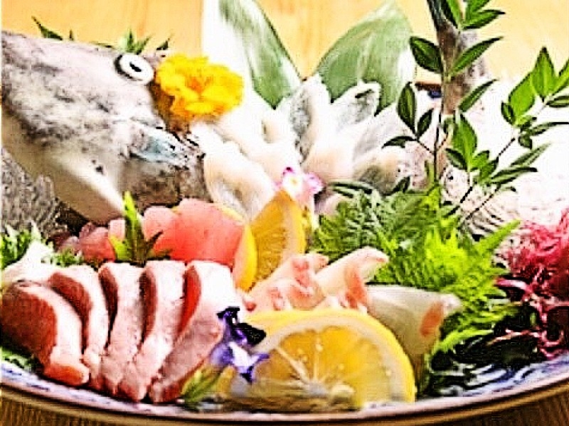 確かな目利きで仕入れた魚介は味も鮮度も抜群! 自慢の「おさしみの盛り合わせ」四季折々の創作和食と日本各地の地酒を楽しむ(広島市 中区 創作和食かどで)