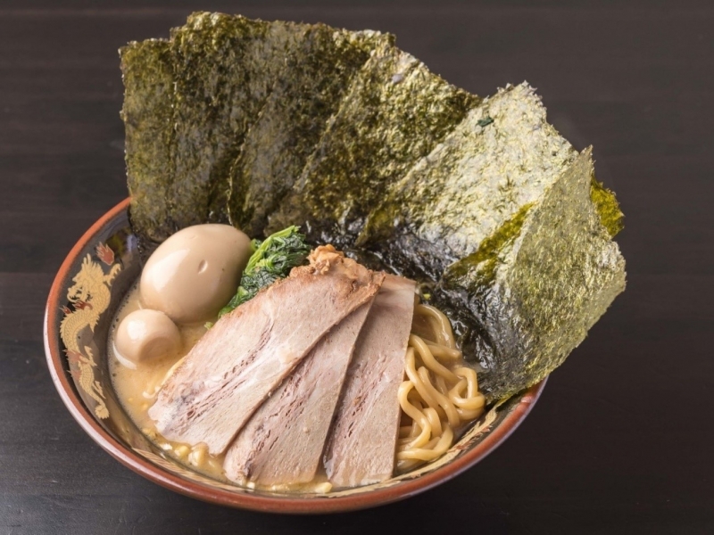 一番人気は「神山スペシャルラーメン」！濃厚なのにあっさり、旨味がガツンとくるとんこつスープが自慢の横浜家系ラーメン店（大阪市 中央区　横浜家系らーめん神山　松屋町店）｜横浜家系らーめん神山　松屋町店