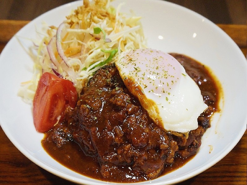 和牛あらびき肉を使用した自慢の手作りハンバーグ「煮込みハンバーグ」昔ながらの味を今風にアレンジしたメニューが楽しめる“イマドキ”のおばんざい屋さん（大阪市 北区　夢ん家）｜夢ん家