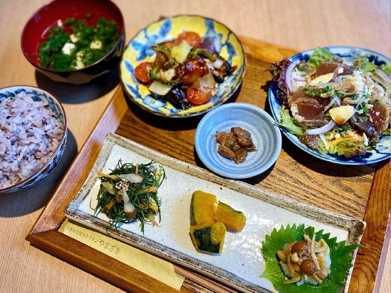おばんざいとスイーツやまざき 隠し味は黒七味 和風だしのきいた 野菜たっぷり 京風だしカレー 手作りのおばんざいと和スイーツも自慢のカフェレストラン 名古屋市 千種区 おばんざいとスイーツやまざき レポハピ
