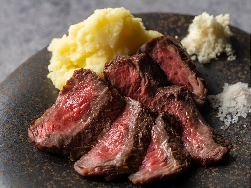 幻の和牛・土佐あかうしを熔岩で焼き上げる!絶品「土佐あかうし ランプステーキ」豊富な創作料理も魅力のスキーキダイナー(大阪市 淀川区 赤身肉ステーキダイナー アカウシ 東三国)