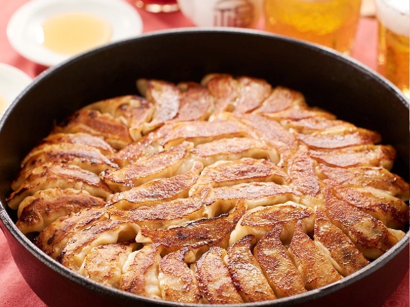 博多のソウルフードを鍋ごとお取り寄せ!アツアツの「博多鉄なべ餃子」 家にいながら博多グルメが楽しめる「うまか堂本舗」