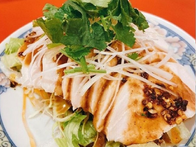 しっとりやわらかな鶏むね肉に花椒とパクチーをトッピング!独特な香りとピリッとした辛さがあとを引く「台湾式 口水雞(よだれ鶏)」週替わりのランチもおすすめの台湾料理店(大阪市 福島区 台湾料理 故郷)
