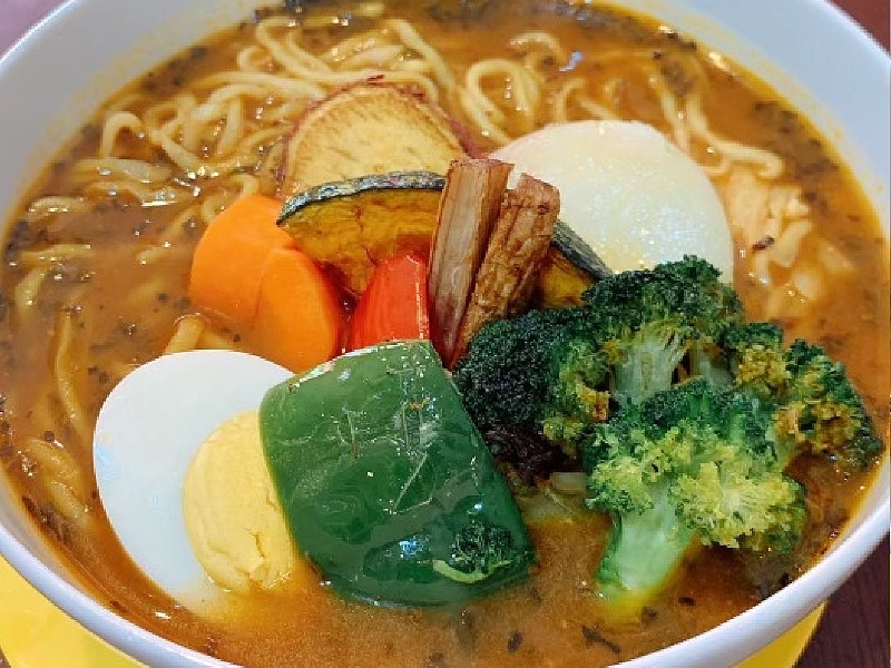 オリジナルのスパイスカレースープとちぢれ麺が融合!食べる漢方「スープカレーラーメン」レコードが流れるレトロカフェ(名古屋市 中区 Cafe Seventh Heaven カフェ セブンス ヘブン)