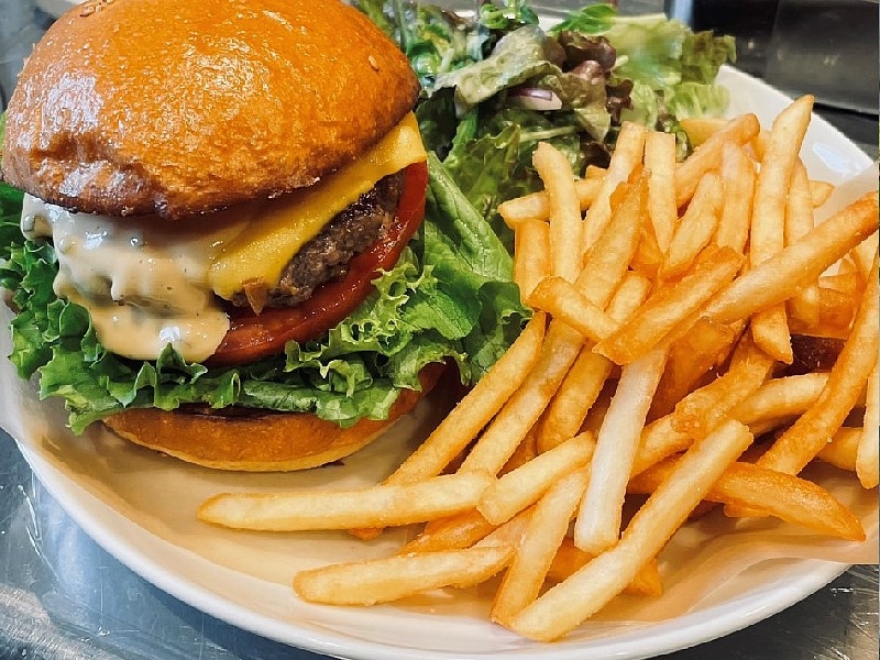 厳選スパイスとハーブオイルでマリネしたこだわりのパティにチェダーチーズをたっぷり!「チーズバーガー」種類豊富なハンバーガーが楽しめるカフェ(大阪市 北区 code cafe コード カフェ)
