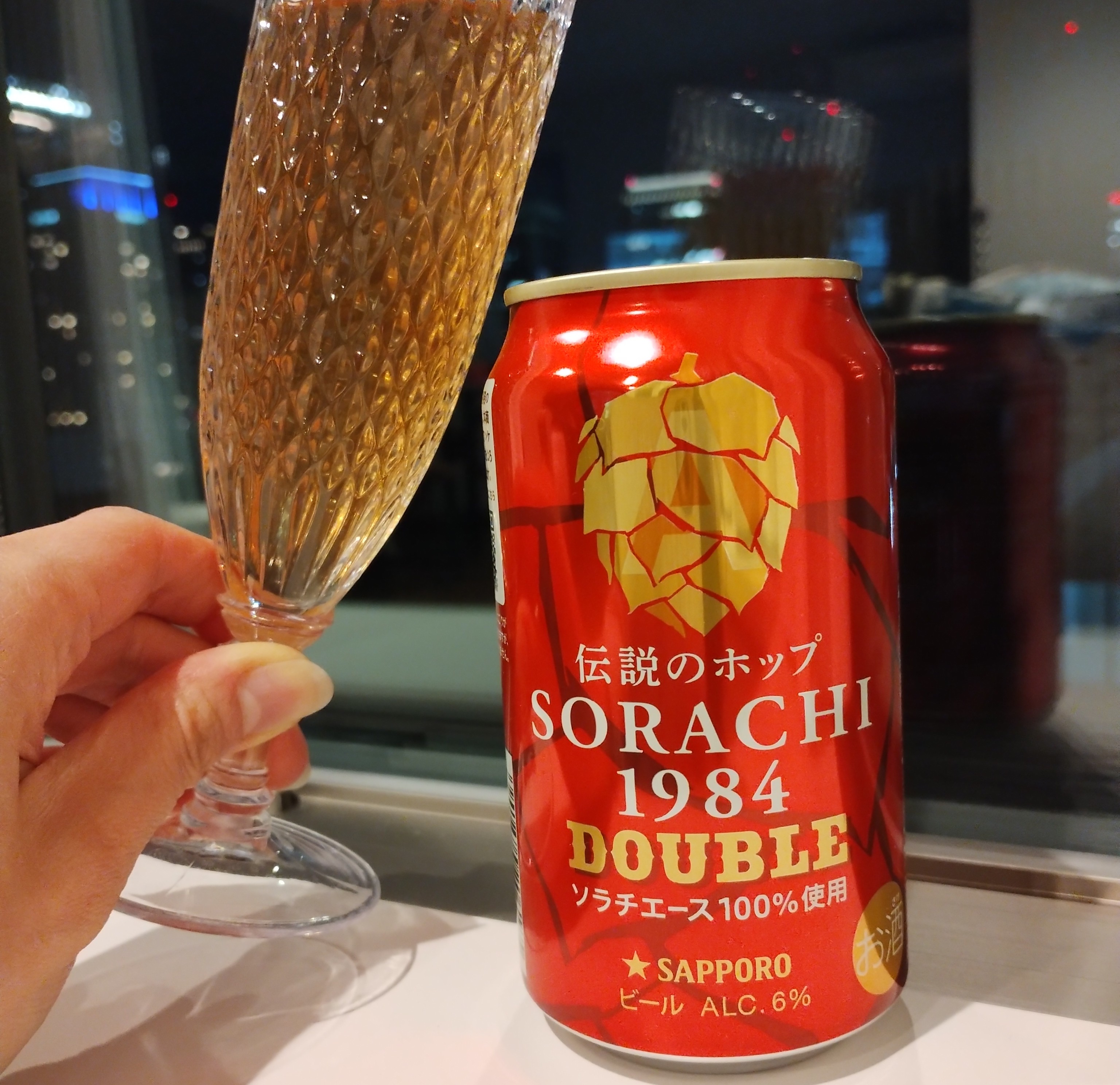 冬の夜長、夜景と共に飲むSORACHI DOUBLE。

2倍のソラチエースホップを使用ということでしっかり濃厚。
そのコクと強めの香りには満足させられます。

普通のビールとは違う個性的なテイストですが、スッキリ飲み易さもあります。
ビール好きな人にお薦めです☆

#レポハピ #SORACHI 

