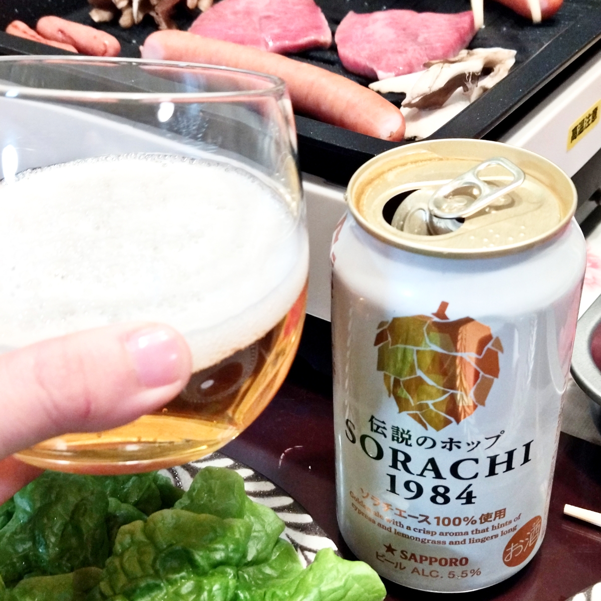 サッポロ SORACHI1984を焼き肉に合わせて飲んでみました。

サッポロ SORACHI1984は、華やかな香りの後に、苦味やコクがきました。

そして最後にはキリッとスッキリとした感じもあり、こってりとした焼き肉にもピッタリのビールでした。

サッポロ SORACHI1984 DOUBLEが、しっかりとした苦味と濃厚さやずっしり感があるのに対して、サッポロ SORACHI1984 は飲みやすくバランスの良いビールに感じました。