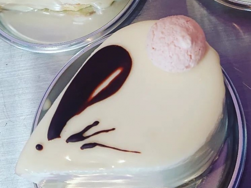 うさぎモチーフのかわいいホワイトチョコレートムース「Haneru」洞窟のような入り口が目印の洋菓子店(名古屋市 守山区 カザミウサギ)
