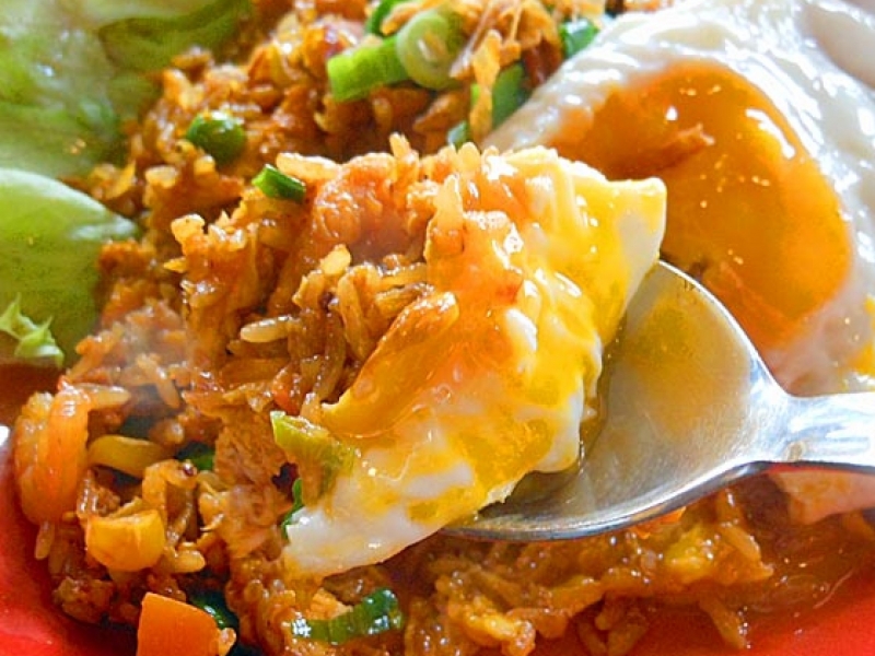 目玉焼きを崩して食べる甘辛のアジアン焼き飯!一番人気の「ナシゴレン」マレーシアの雰囲気漂う店内でバリエーション豊富な料理を食す!(大阪市 北区 マレーシアボレ)