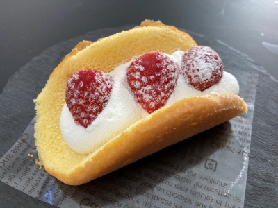 今年も登場！甘さと甘酸っぱさのハーモニーがたまらない♪ファミリーマート「ふわふわケーキオムレット いちご」｜コンビニトピック