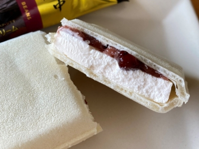 まさにプレミアムな味わい！セブンイレブンの“金の○○シリーズ”アイス編「金のあずき最中」を実食♪｜コンビニトピック