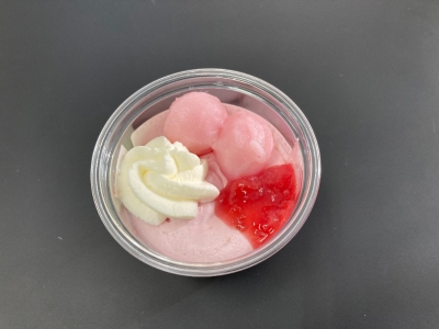 どこを食べてもいちご、いちご、いちご♪いろんないちごを楽しめる！セブンイレブン「苺ソースとレアチーズのももいろパフェ」｜コンビニトピック