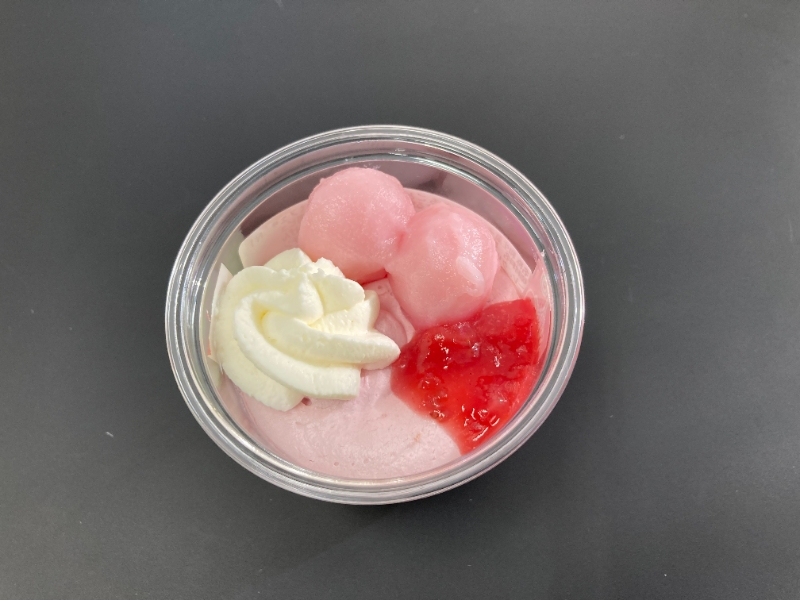 どこを食べてもいちご、いちご、いちご♪いろんないちごを楽しめる!セブンイレブン「苺ソースとレアチーズのももいろパフェ」 どこを食べてもいちご、いちご、いちご♪いろんないちごを楽しめる!セブンイレブン「苺ソースとレアチーズのももいろパフェ」|コンビニトピック