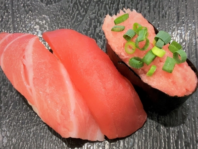【横浜市 金沢区　函館 まるかつ水産 三井アウトレットパーク 横浜ベイサイド店】一皿で3度おいしい！大トロ、赤身、ネギトロ軍艦が乗った「まぐろ三好」函館の老舗鮮魚店が営む鮮度が自慢の寿司店