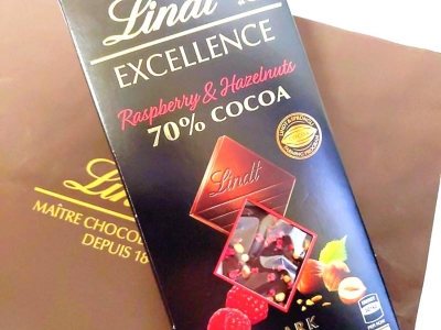 甘酸っぱくて香ばしい！華やかな大人のチョコレート。リンツ「EXCELLENCE（エクセレンス）ラズベリー＆ヘーゼルナッツ 70%カカオ」
