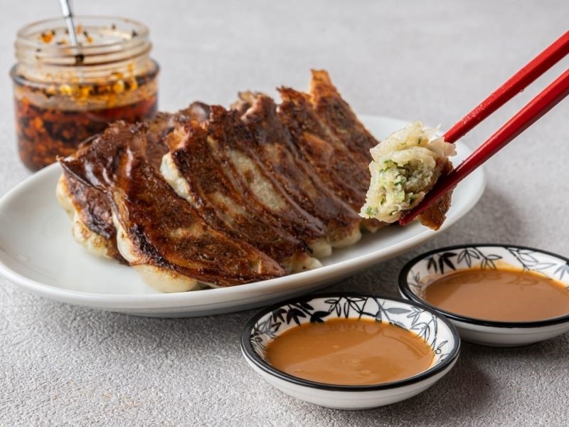 看板メニュー!パリパリ餃子を味噌ダレで食べる「ハオ焼き餃子」。こだわりの料理を小皿で楽しむ中華居酒屋(大阪市淀川区 小皿式中華酒場 十三好/ハオ)