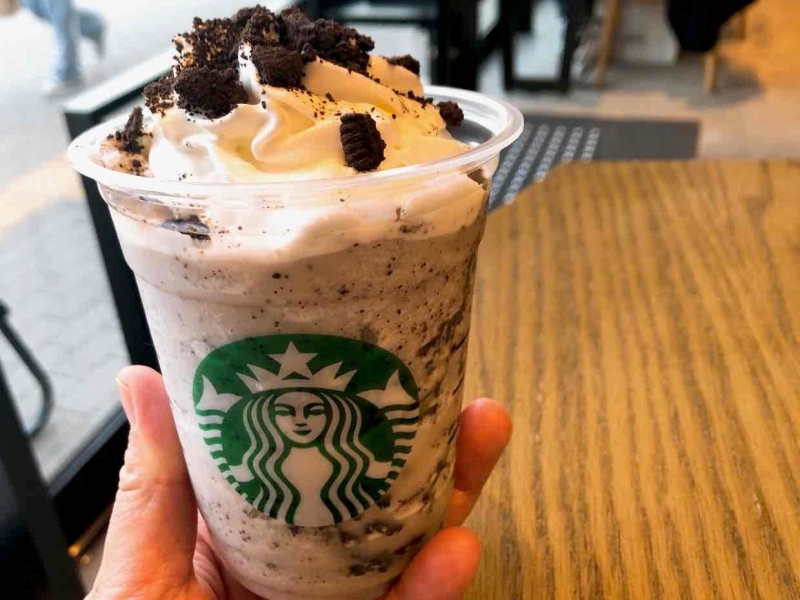 スタバの新作！「スヌーピー バニラ クリーム フラペチーノ®︎ with クラッシュ クッキー」を飲んでみた♪｜レポハピ グルメ ニュース 