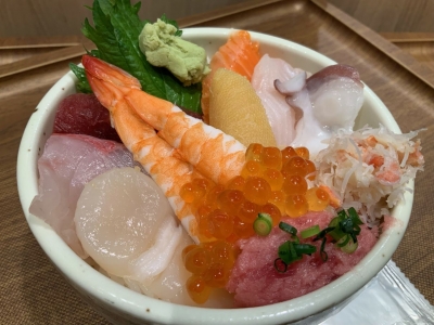 【神奈川県 藤沢市　函館 まるかつ水産 リエール藤沢店】迷ったらコレ！新鮮な旬のネタがてんこ盛りの「海鮮丼」函館直送の海鮮が味わえる鮮度にこだわる寿司店