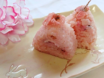 「DEAN & DELUCA（ディーン＆デルーカ）」で発見！ほんのり桜の香りとピンク色が春らしい「桜ご飯の素」｜グルメニュース 