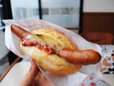 ミスドで美味しいのはドーナツだけじゃない！大きなソーセージが目を引く「チーズドッグ」｜グルメニュース 