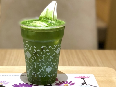 抹茶と炭酸のコラボが新しい！nana’s green tea（ナナズグリーンティ―）で「抹茶グリーンティーソフトソーダ」を飲んでみた｜レポハピグルメニュース