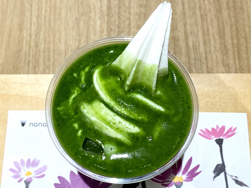 抹茶と炭酸のコラボが新しい！nana’s green tea（ナナズグリーンティ―）で「抹茶グリーンティーソフトソーダ」を飲んでみた｜レポハピグルメニュース-002