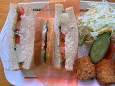 野菜たっぷりで栄養バランスもバッチリ！コメダ珈琲のランチメニュー「ポテサラサンド コメチキ2ケ付き」｜グルメニュース 